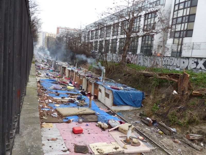 Paris: Petit à petit, le bidonville rom fait son retour Porte de Clignancourt